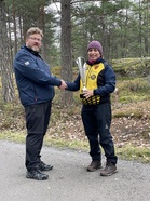 TaSu-Cupin voittaja oikealla ja finaalitapahtuman järjestäjä ja cupin kakkonen vasemmalla. Kiertopalkinto keskellä.